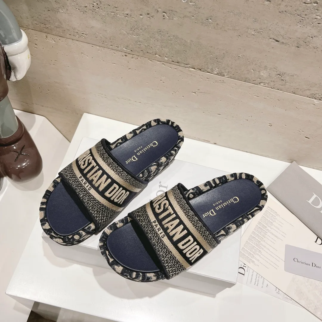 👟👟Ex-factory price 400👟👟Women's shoes Women's clothing DIOR Dior early spring new letter rust thick-soled slippers▪️ ✅What we sell is sheepskin foot leather~ ✅Reject the low-priced version of the market❌ ✅High-end quality, welcome to inspect and compare with three 👏 ✅Beautiful wedge-heeled thick-soled slippers, slimmer feet and longer legs than flat bottoms ✅The benefits for petite girls are here❤️ ✅It is also a must-have for daily travel and home. You can wear it however you like regardless of the occasion. The color is super beautiful! No need to worry about any dress code ✅The outsole is designed with a non-slip and wear-resistant backing, so you don’t have to worry about rain on rainy days 👉Size: 34-40 yards (custom-made sizes 34, 40 and 41 are non-refundable)